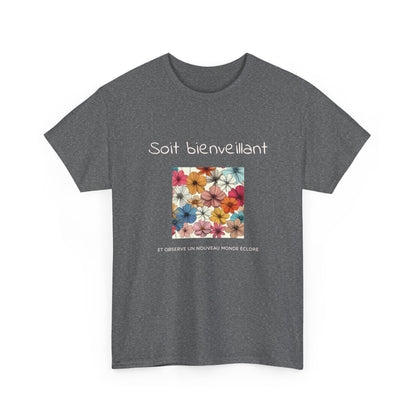 Soit bienveillant et Observe un Nouveau Monde Éclore. T-Shirt
