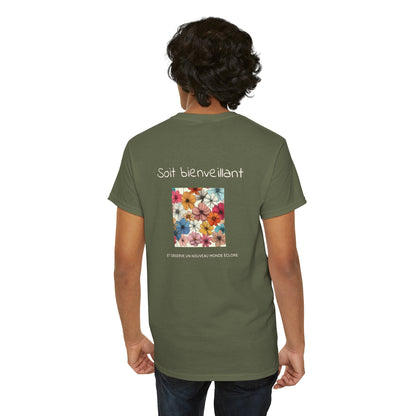 Soit bienveillant et Observe un Nouveau Monde Éclore T-Shirt