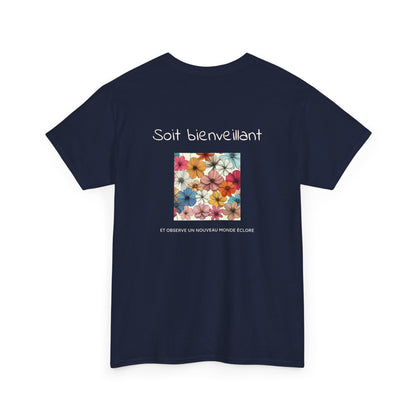 Soit bienveillant et Observe un Nouveau Monde Éclore T-Shirt