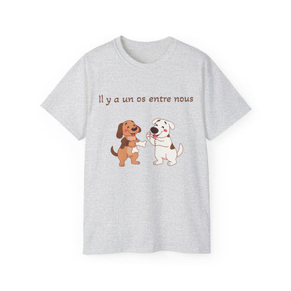 Il y a un os entre nous T-Shirt