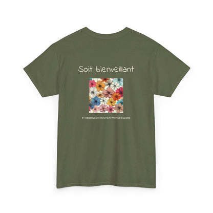 Soit bienveillant et Observe un Nouveau Monde Éclore T-Shirt