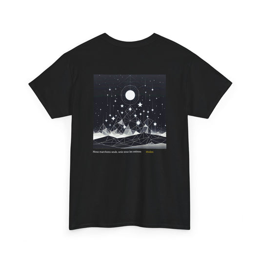 Nous marchons seuls, unis sous les mêmes étoiles. T-Shirt